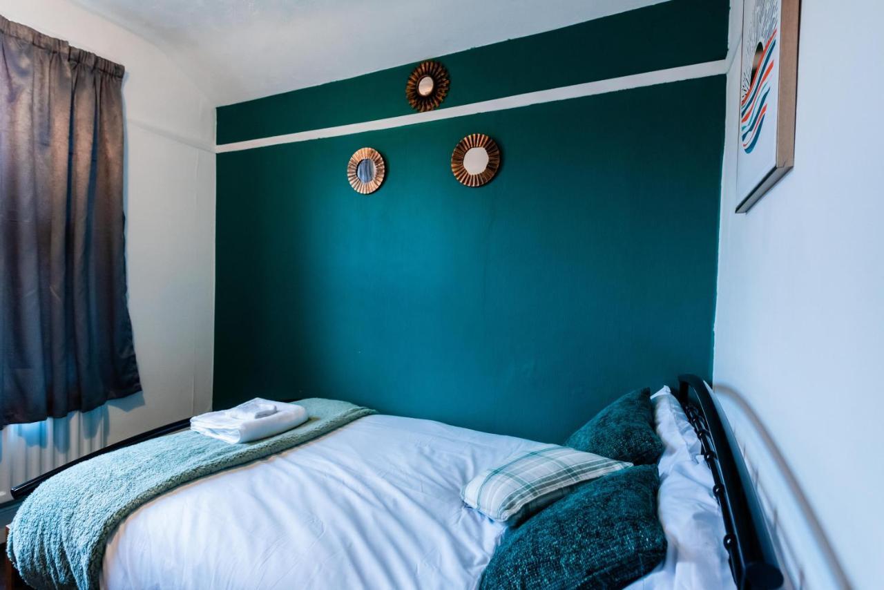 The Private Villa, Northampton Centre, 9 Beds, 5 Bedrooms, Sleeps 12 Экстерьер фото