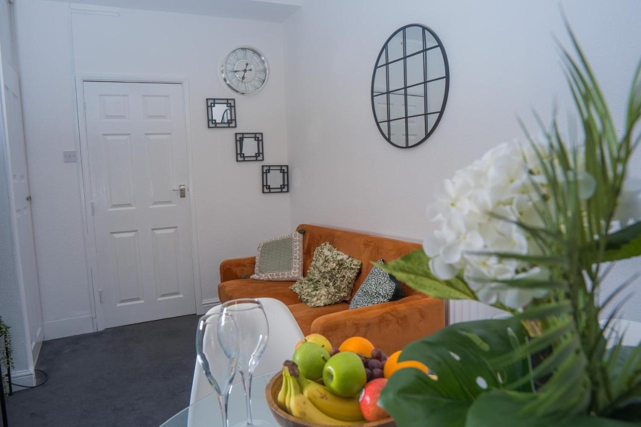The Private Villa, Northampton Centre, 9 Beds, 5 Bedrooms, Sleeps 12 Экстерьер фото