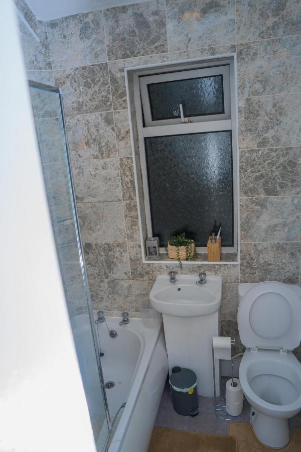 The Private Villa, Northampton Centre, 9 Beds, 5 Bedrooms, Sleeps 12 Экстерьер фото