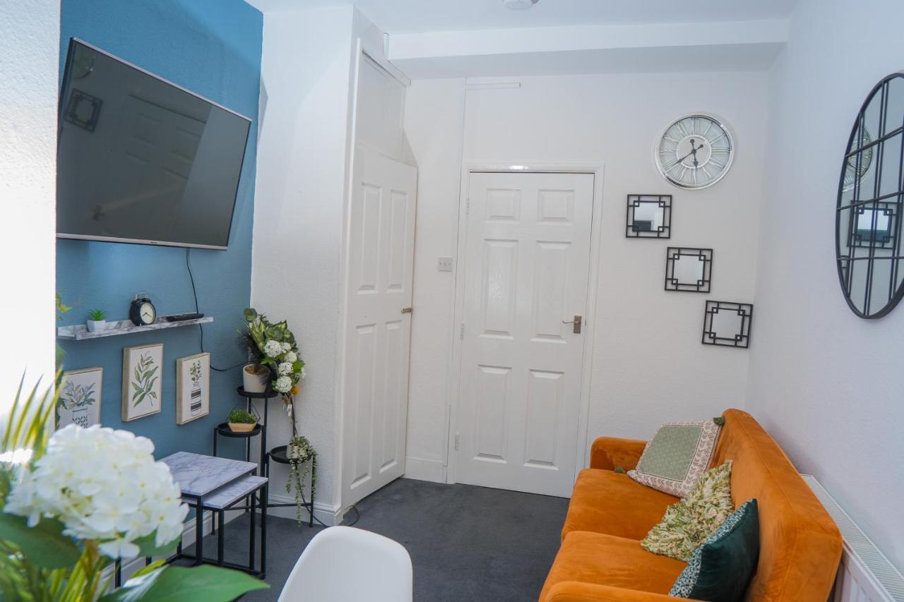 The Private Villa, Northampton Centre, 9 Beds, 5 Bedrooms, Sleeps 12 Экстерьер фото