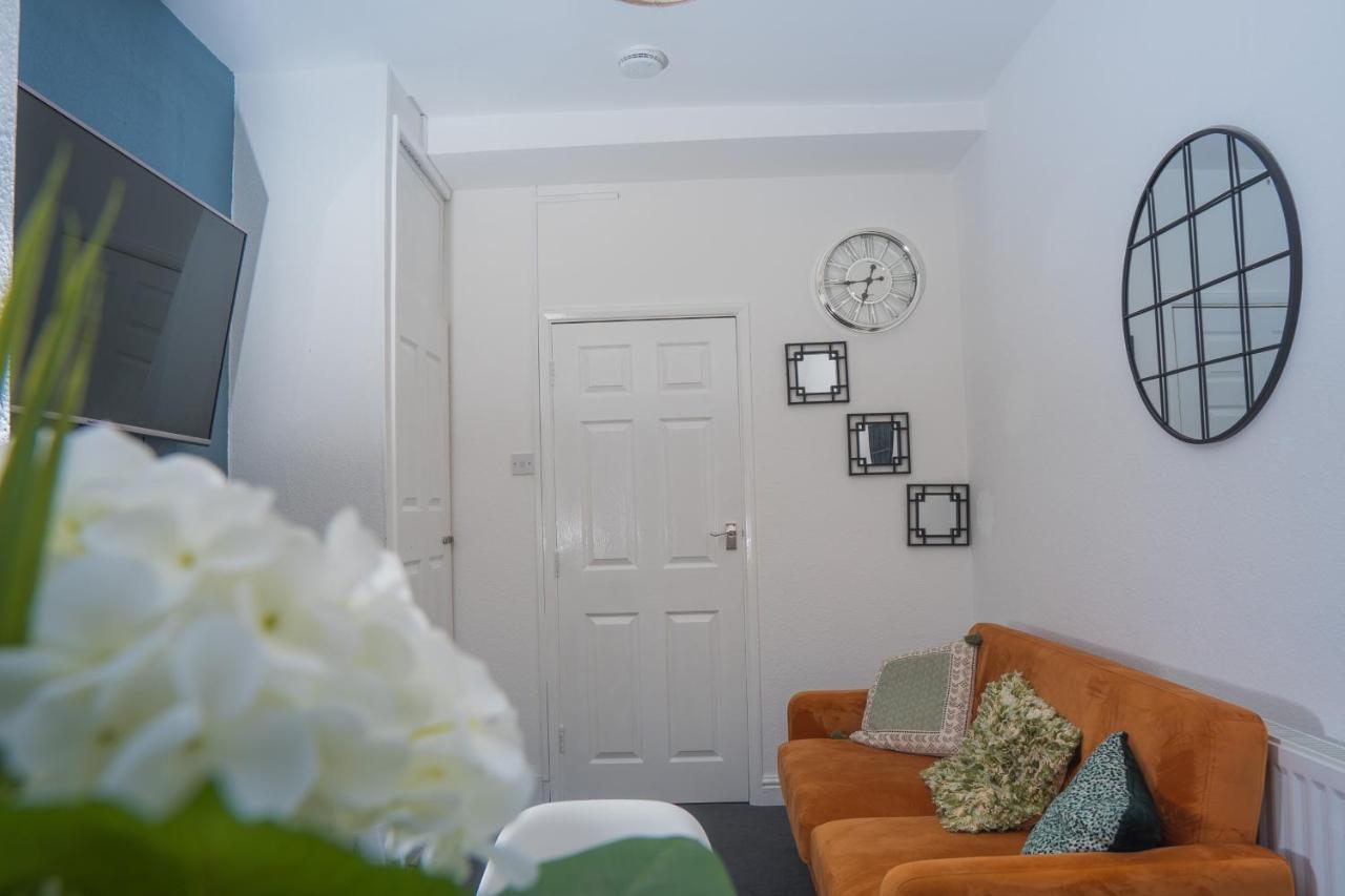 The Private Villa, Northampton Centre, 9 Beds, 5 Bedrooms, Sleeps 12 Экстерьер фото